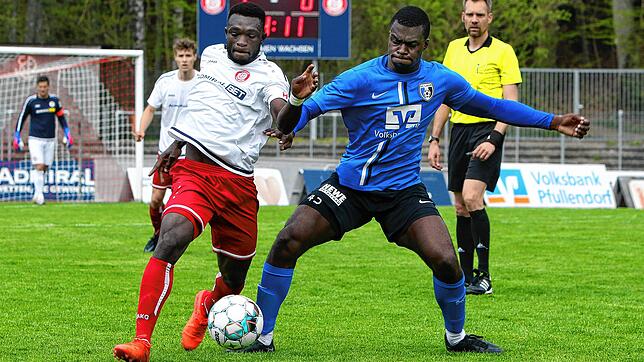 Samuel Peter (links), hier im Dress des SC Pfullendorf, für den er bis zum Sommer gespielt hatte, ehe es ihn zum Türkischen SV Singen zog.