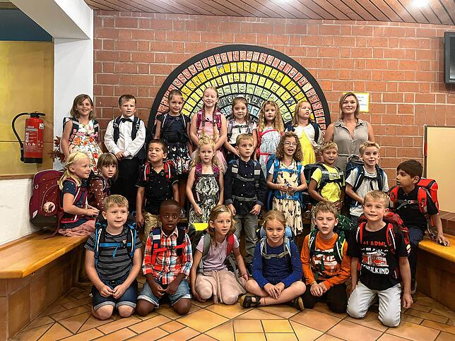 Die Klasse 1b der Grundschule Mühlhausen-Ehingen mit ihrer Klassenlehrerin Valerie Glönkler bei ihrer Einschulungsfeier.
