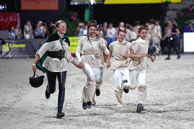 Bild 7: Tausende beim Showabend zur Eröffnung des Fest der Pferde 2024
