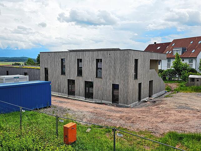Noch herrscht im Außenbereich der Erweiterung des Kinderhauses Mönchweiler Baustelle. Noch im Herbst sollen die Außenanlagen aber ...