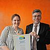 Kathrin Riepe, die die Fairtrade-Zertifizierung im Landwirtschaftsamt des Landratsamts koordiniert, und Landrat Martin Kistler freuen ...
