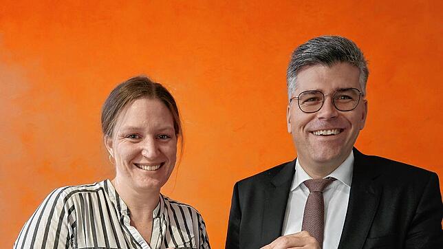 Kathrin Riepe, die die Fairtrade-Zertifizierung im Landwirtschaftsamt des Landratsamts koordiniert, und Landrat Martin Kistler freuen ...