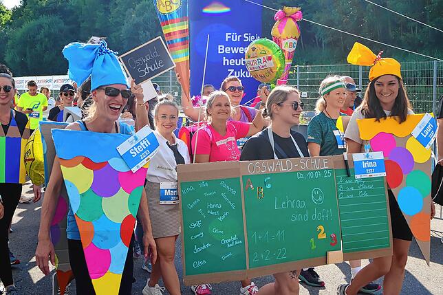 Bild 23: Mit Ausdauer und Kreativität- tausende Läufer messen sich beim ZF Firmenlauf