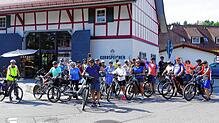 Mehr als 20 Radler führt Uwe Schröder (vorne, Mitte) auf der Apfelradlrunde rund um den Gehrenberg. Bis zum Ausgangspunkt verbleiben ...
