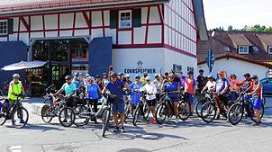 Mehr als 20 Radler führt Uwe Schröder (vorne, Mitte) auf der Apfelradlrunde rund um den Gehrenberg. Bis zum Ausgangspunkt verbleiben ...