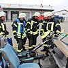 Mit Hydraulik-Schere und -spreizer wird bei der Generalprobe der Bräunlinger Feuerwehr der "verunfallte" PKW in seine Einzelteile ...