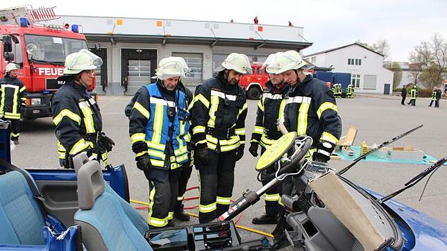 Mit Hydraulik-Schere und -spreizer wird bei der Generalprobe der Bräunlinger Feuerwehr der "verunfallte" PKW in seine Einzelteile ...