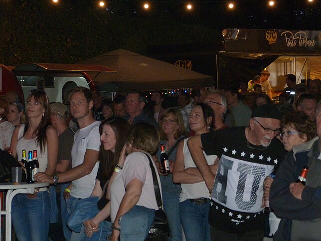 Etwa 500 Gäste konnten die Veranstalter am Samstag beim Burgmusikfestival auf der Burg Werrach begrüßen.