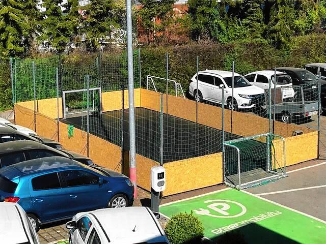 Roland Erndle hat diesen Fußball-Platz konzipiert und aufgebaut.