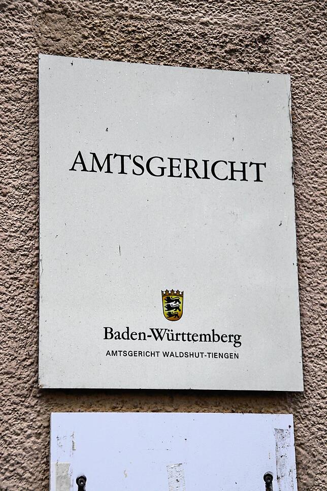 Schild am Amtsgericht in Waldshut.