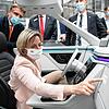 Südwest-Wirtschaftsministerin Nicole Hoffmeister-Kraut (CDU) sitzt bei Marquardt in einem Zukunfts-Cockpit. Im Hintergrund ...
