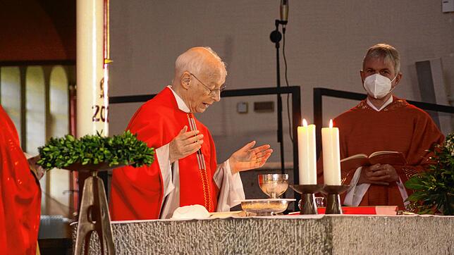 Hartwig-Michael Benz zelebriert Ende Mai in der St.-Oswald-Kirche die Messe anlässlich seines goldenen Priesterjubiläums. Rechts im Bild ...