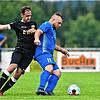 Der Überauchener Patrick Vosseler (rechts) schirmt den Ball vor dem Brigachtaler Sebastian Sohn. Der SV Überauchen und der FC Brigachtal ...