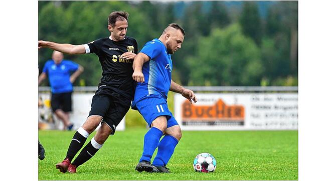 Der Überauchener Patrick Vosseler (rechts) schirmt den Ball vor dem Brigachtaler Sebastian Sohn. Der SV Überauchen und der FC Brigachtal ...