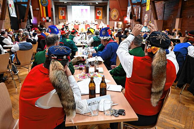 Ein weiteres Bild der Hauptversammlung: Links und rechts des Tisches herrscht Abstand – die Maske liegt jedoch auf dem Tisch.