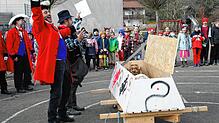 Mit lautstarker Unterstützung der Schüler der Grundschule Welschingen erweckten Manuel Wikenhauser und Claudio De Luca den Rolli der ...