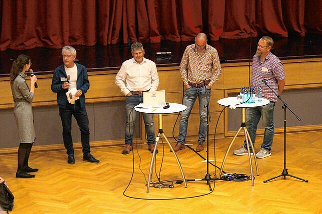 Sarah Albiez (von links) vom Forum Energiedialog lässt die Gemeinderatsfraktionen zu Wort kommen: Berthold Geyer (Gruppe 84), Michael ...