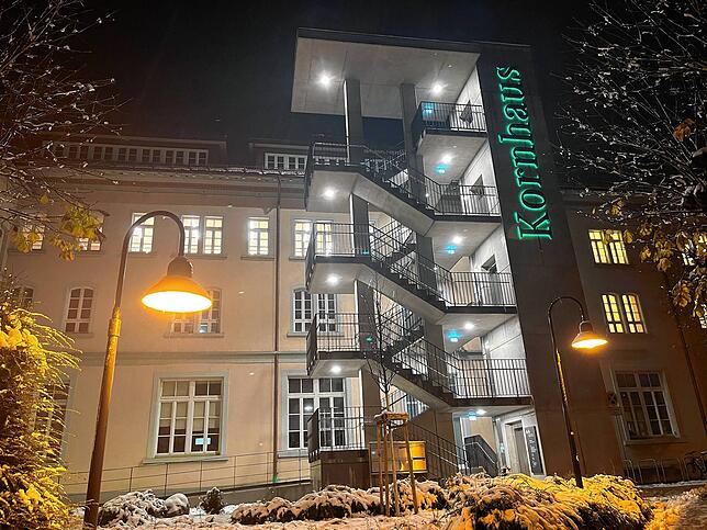 Auch im Dunkeln ist die Bibliotheksbestand im Waldshuter Kornhaus erreichbar. Wo links oben die Fenster leuchten, ist die Bücherei ...