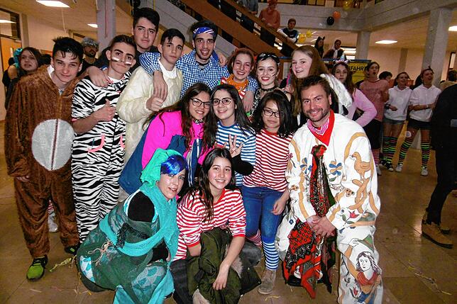 Die spanische Austauschgruppe genießt am Schmotzigen 2018 die Fasnet am Fürstenberg Gymnasium, zusammen mit ihrem Lehrer Germán Soriano ...