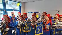 Mit rund 40 Musikern besuchte der Poppele-Fanfarenzug die Singener Lokalredaktion.