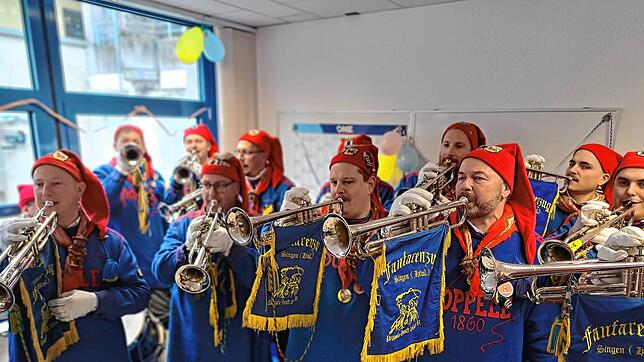 Mit rund 40 Musikern besuchte der Poppele-Fanfarenzug die Singener Lokalredaktion.