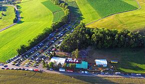 Blick auf das Veranstaltungsgelände des Estelbergfests 2019. Auf dem Areal wurden am frühen Samstagmorgen bei Aufbauarbeiten vier ...