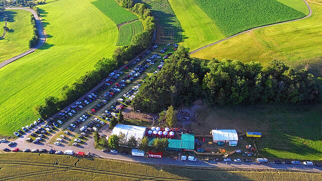 Blick auf das Veranstaltungsgelände des Estelbergfests 2019. Auf dem Areal wurden am frühen Samstagmorgen bei Aufbauarbeiten vier ...