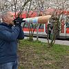 Hier lädt Karl King am Bahnhof mit einer selbst gebastelte Flüstertüte zur Fahrt mit dem Bus ein.