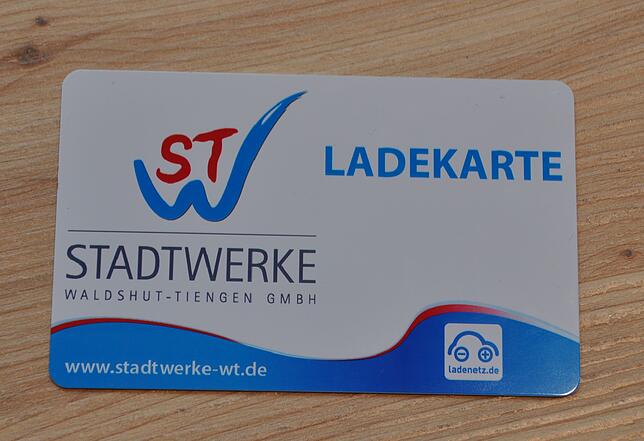 Mit der Ladekarte der Stadtwerke Waldshut-Tiengen, die man bei den Stadtwerken erwerben oder auch vorübergehend für den Ladevorgang im ...