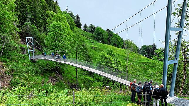 2018 errichtete Crestageo oberhalb von Sargans, Mels und Wartau in der Ostschweiz diese Hängebrücke. Die Brücke am Laufenburger ...