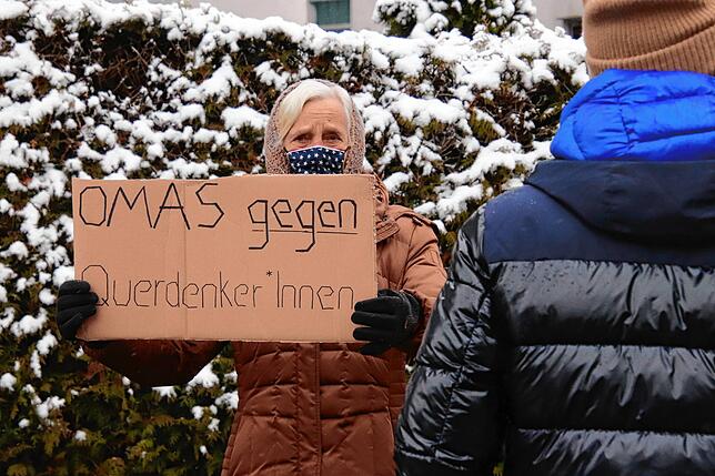 Die frühere Stadträtin Sibylla Kleffner hielt am Rande des Demonstrationszugs mutig ein Gegenplakat in die Höhe. Sie sagte, die meisten ...