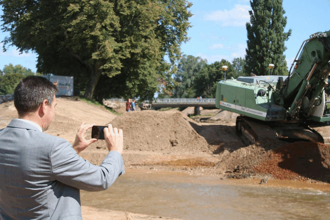 Oberbürgermeister Erik Pauly filmt den historischen Vorgang an der Breg.