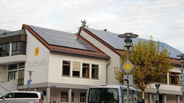 Nur ein Tropfen auf den heißen Stein? Selbst wenn die Stadt alle ihre Liegenschaften, so wie die Stadthalle, mit Fotovoltaik ausstatten ...