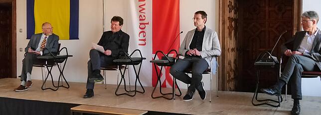 Unter der Moderation von Edwin Ernst Weber (2. von links) diskutierten Abraham Peter Kustermann (von links), Clemens Joos und Christoph ...