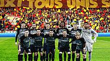 Freiburgs Spieler posieren vor dem Spiel gegen RC Lens