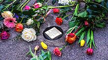 Ein Stolperstein soll in der Allmandstraße an Alfons Schmidberger erinnern. Zur Verlegung bringen viele Häfler Blumen mit.