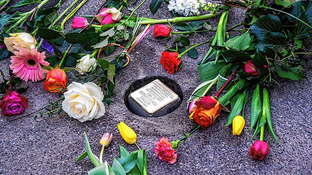 Ein Stolperstein soll in der Allmandstraße an Alfons Schmidberger erinnern. Zur Verlegung bringen viele Häfler Blumen mit.