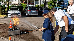 Nach der Jugend-Hauptversammlung durften Kinder echte Flammen löschen.