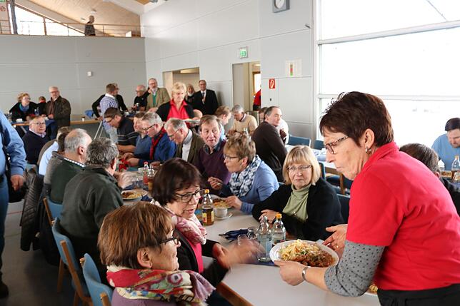 In der Baarblickhalle gibt es nach dem Festakt Kaffee, Kuchen und ein Mittagessen. Edith Hock von den bewirtenden Landfrauen bedient ...