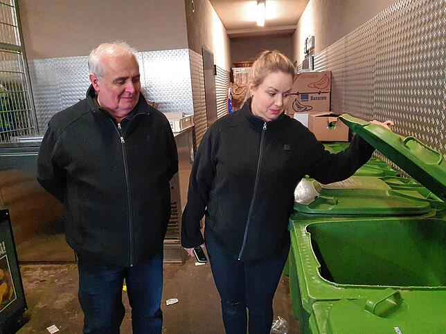 Edgar und Nelly Schmidt, Betreiber des gleichnamigen Edeka-Geschäfts am Härlen in Überlingen, beim Blick in einen 240-Liter großen ...
