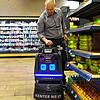Andreas Schönauer muss den kleinen Putzroboter in seinem Supermarkt ein wenig umprogrammieren. Sonst bleibt er hier am Regal hängen. ...