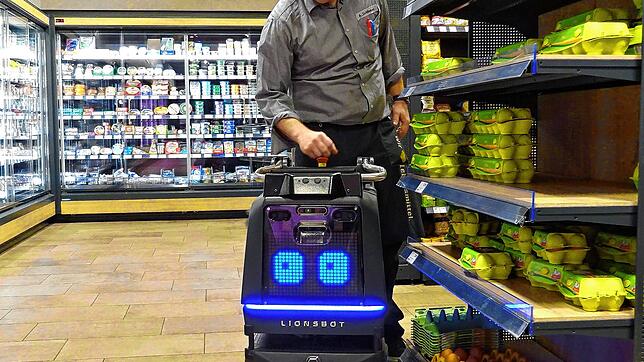 Andreas Schönauer muss den kleinen Putzroboter in seinem Supermarkt ein wenig umprogrammieren. Sonst bleibt er hier am Regal hängen. ...