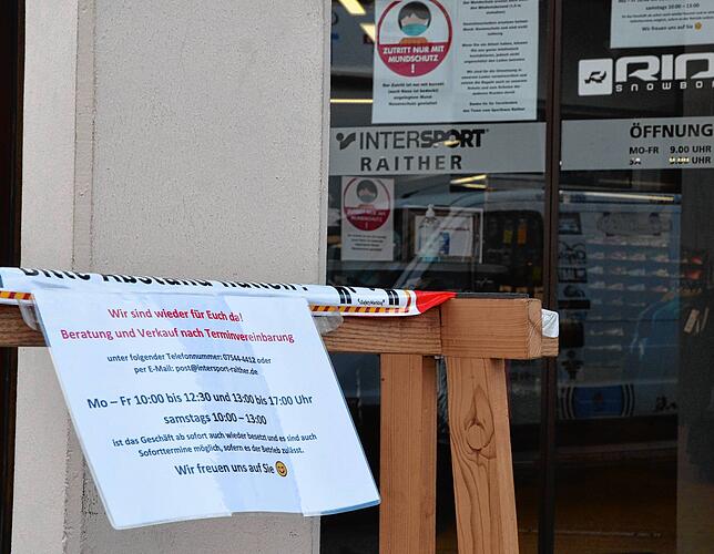 Noch nicht ganz ohne Barrieren, aber mit strengen Auflagen in den Laden ging es während des Lockdowns in die Geschäfte, hier bei ...