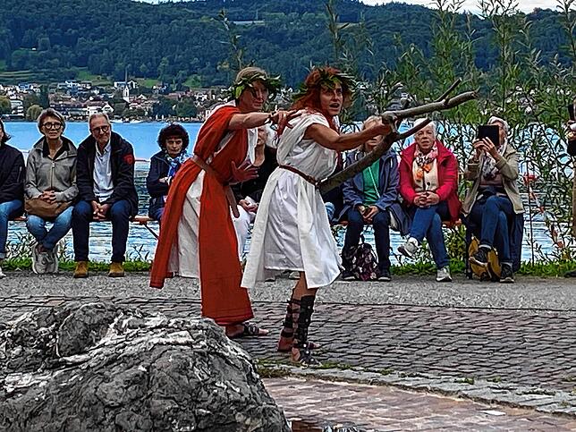 Bild 16: Großer Applaus für das Ensemble der Butterfahrt nach Bodungo