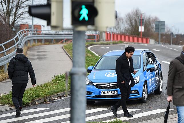 Solche Fahrzeuge werden auf der Teststrecke in Friedrichshafen zum Einsatz kommen, allerdings ohne die markante ZF-Lackierung.