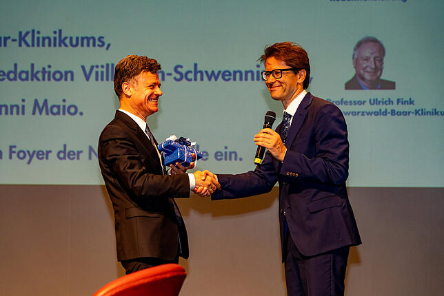 Norbert Trippl (rechts) überreicht Giovanni Maio ein Geschenk.