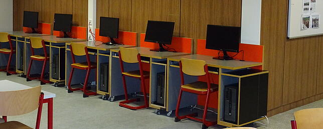 Frei zugängliche PCs sind ganz normal. Und es geht nur ganz selten etwas kaputt.