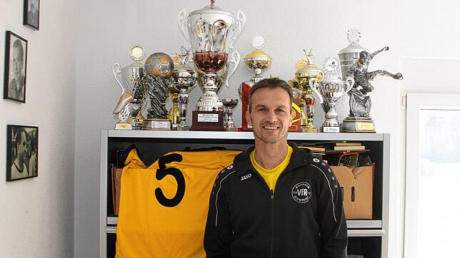 Trophäen und Pokale: Stefan Indlekofer erlebte als Spieler und Trainer des VfR Horheim-Schwerzen wechselvolle Zeiten. Der 45-jährige ...