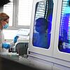 Eine Labormitarbeiterin bestückt den PCR-Vollautomaten mit Corona-Proben.