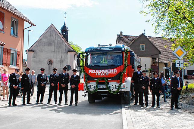 Die Feuerwehrkameraden warten gespannt auf die Fahrzeugweihe durch Pfarrer Nikolaus Böhler.